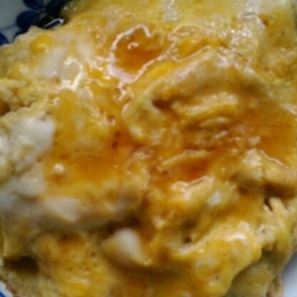 お昼の一人ご飯に手軽にできるオムライスで卵をさっと焼いて乗せるだけが良いですよねぇ～♪
えのきを煮た煮汁あったのでとろみソースにしてかけました＾＾。